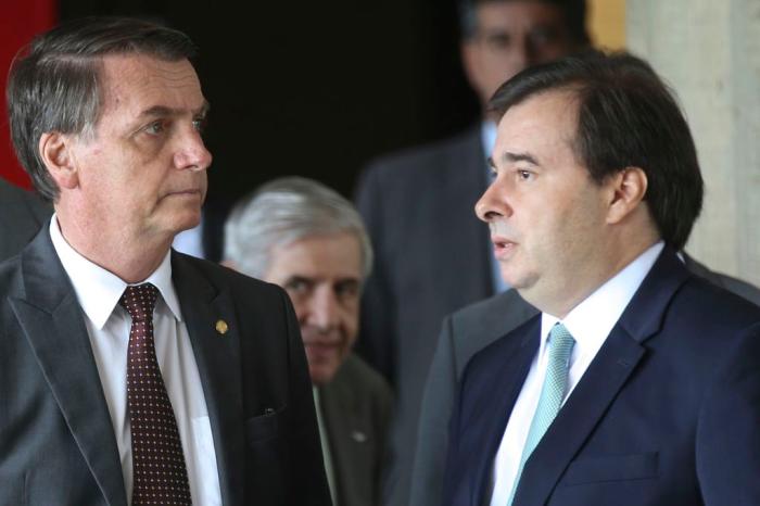 Imagem - Rodrigo Maia quer PEC para impedir militares da ativa em cargos públicos civis