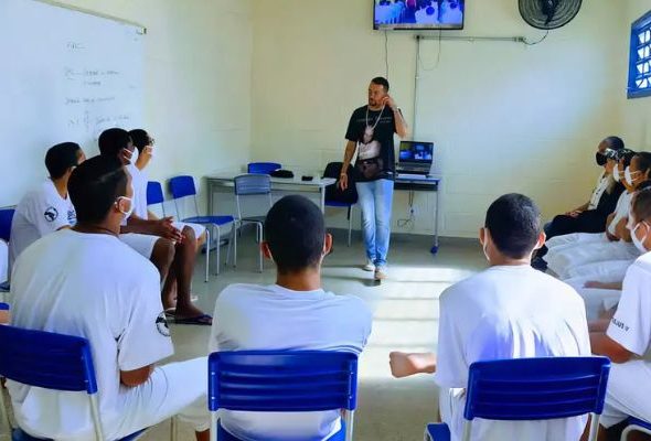 Imagem - Concurso para Sistema Socioeducativo do DF em pauta em reunião com subsecretário