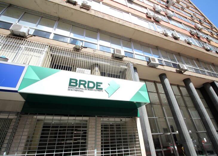 Imagem - Concurso BRDE: extrato de edital publicado; iniciais de até R$ 10 mil!