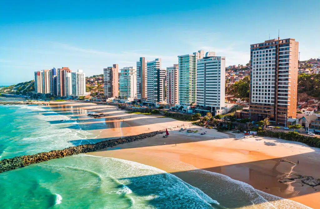 Imagem - Concurso público: mais de 4.000 vagas abertas para morar na praia; até R$ 37,7 mil!